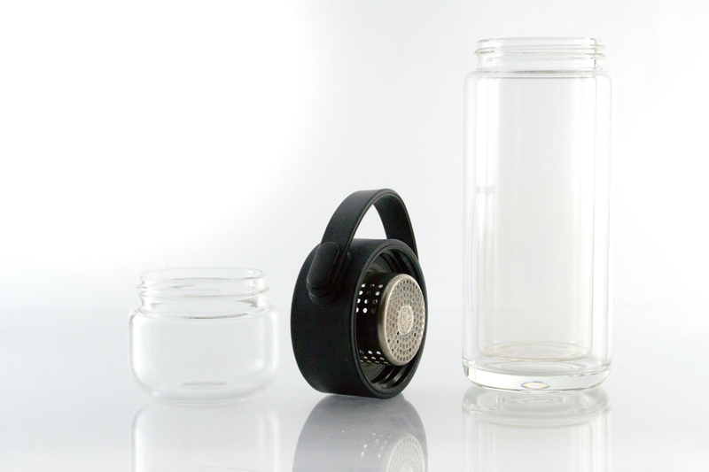 Термобутылка с инфьюзером. Вид при эксплуатации с чаем